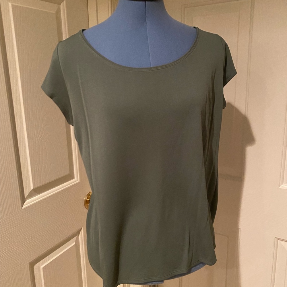 Eileen Fisher Large green scoop neck 100% silk shirt